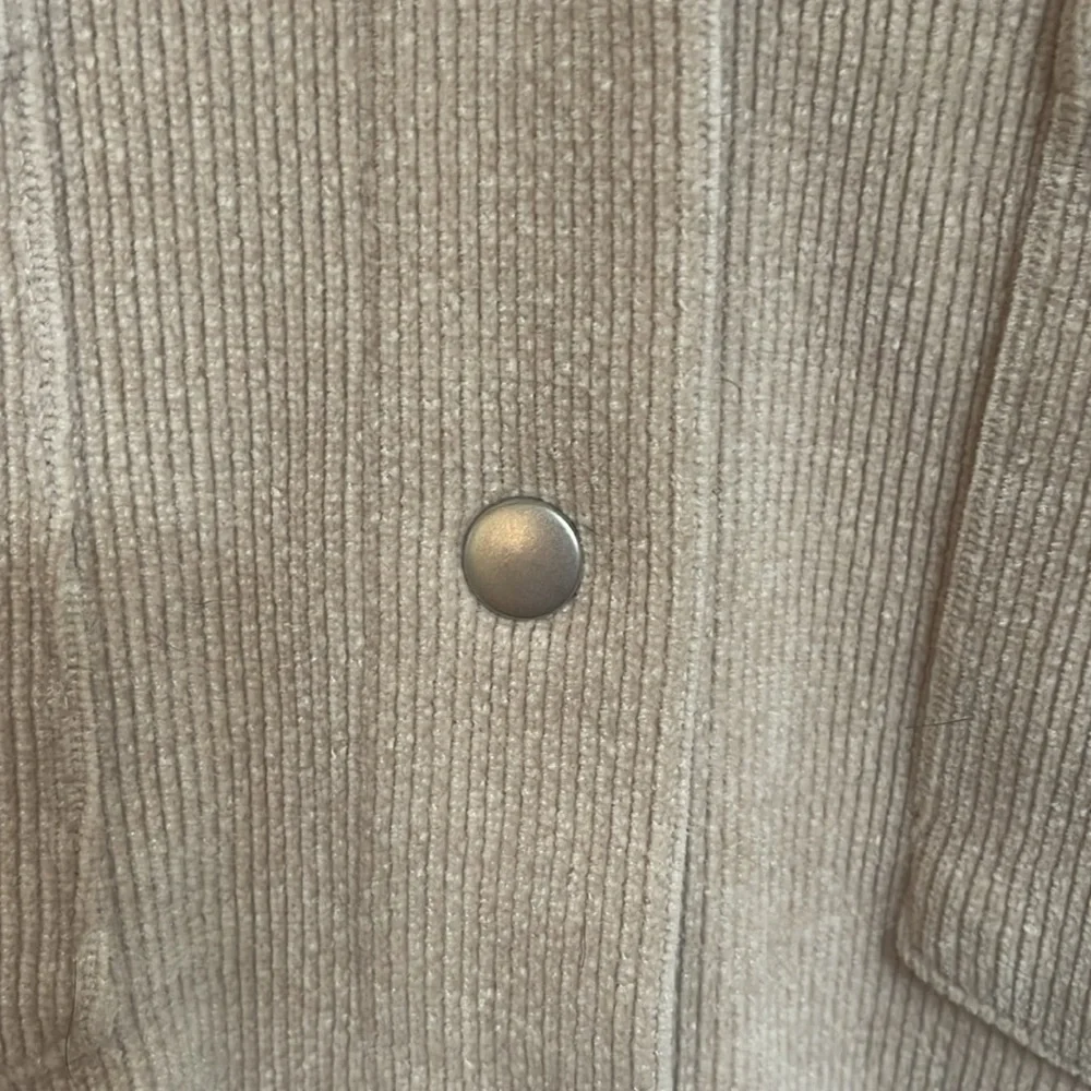 Tan corduroy jacket with snap buttons and front pockets. Size small. - Picture 6 of 10